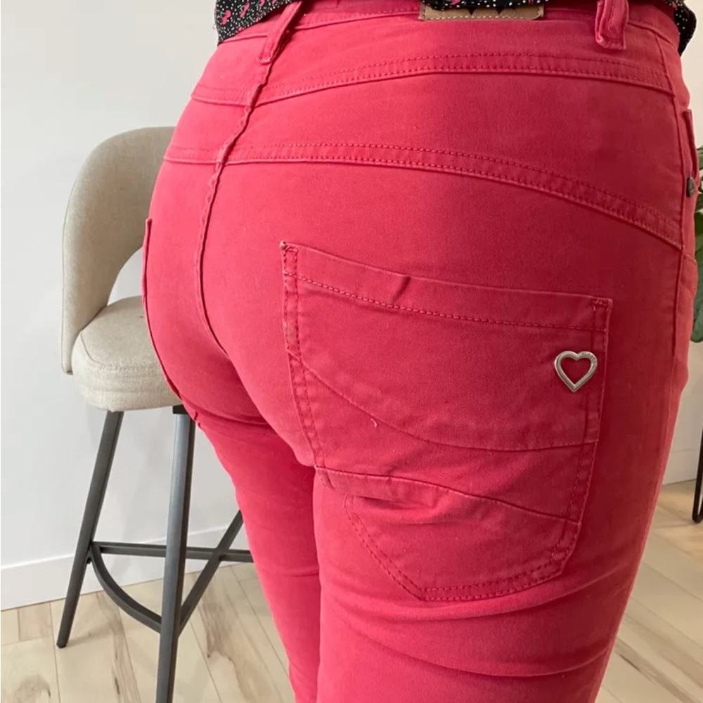 Magnifique pantalon rouge cerise, très bien taillé, donne une jolie taille.